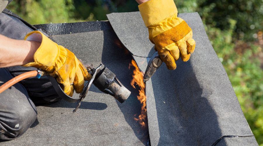 Professional gutter cleaning in Dracut, MA